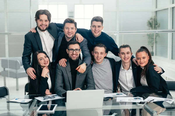 Retrato de un feliz equipo de negocios en el lugar de trabajo. — Foto de Stock