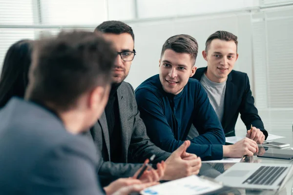 Equipo de negocios discute datos financieros en una reunión de oficina — Foto de Stock