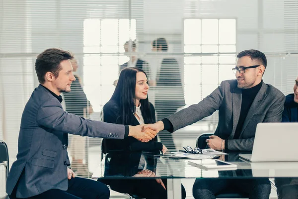 Sorridentes colegas de negócios apertando as mãos uns com os outros. — Fotografia de Stock
