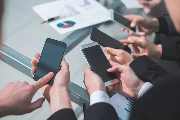 Fecha. funcionários com smartphones analisando dados financeiros. — Fotografia de Stock