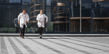 Tam gelişim. Tıbbi uzmanlar kurtarmaya koşuyor..