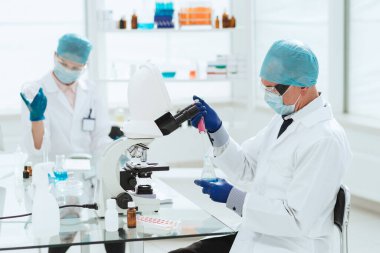 Bir grup bilim adamı yeni bir grip aşısı geliştiriyor..