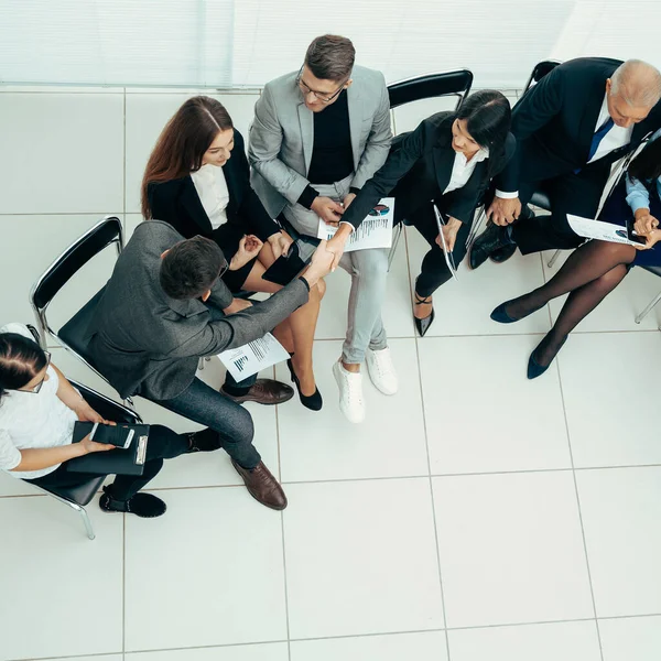 Vista superior. aperto de mão de colegas de negócios durante uma reunião de trabalho — Fotografia de Stock