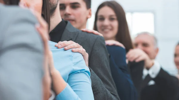 Vicino. un gruppo di giovani professionisti che si sostengono a vicenda. — Foto Stock