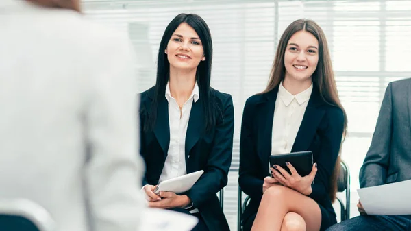 De cerca. empleados haciendo preguntas en una reunión de trabajo — Foto de Stock