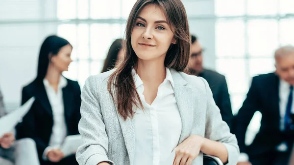 Retrato de una mujer de negocios exitosa en un fondo de oficina — Foto de Stock