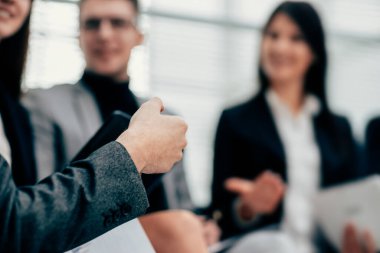 Yeni fikirleri tartışan bir iş ekibinin bulanık görüntüsü