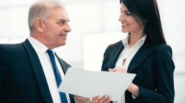 Kapat. İş adamı bir iş belgesini bir danışmanla tartışıyor.