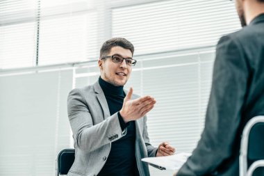 Ofis koridorunda anketler otururken terfi adayları .