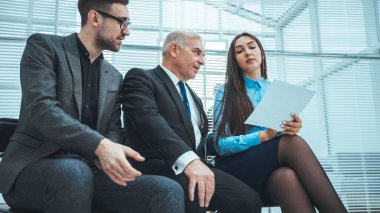 Kapat. ciddi iş arkadaşları iş belgelerini tartışıyor