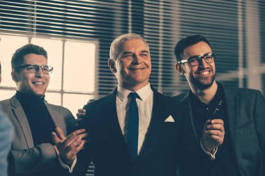 Ofiste duran başarılı girişimciler grubu.