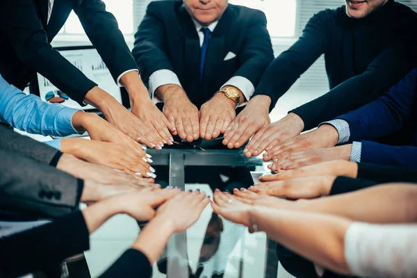 Equipo de negocios unirse en un círculo de sus palmas — Foto de Stock