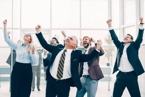 De cerca. feliz equipo de negocios regocijándose en la oficina — Foto de Stock