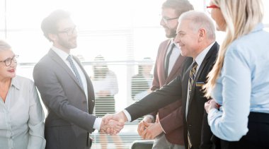 İş ortakları müzakerelere başlamadan önce el sıkışıyor.