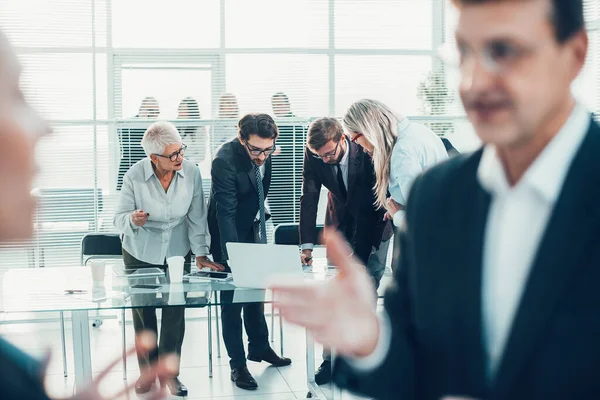 Equipe de negócios trabalhando em um novo projeto no escritório. — Fotografia de Stock