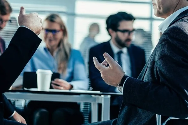 Colegas de negocios discutiendo temas serios en una reunión de oficina — Foto de Stock