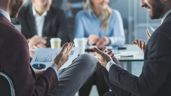 Vista posteriore. colleghi d'affari che discutono il calendario finanziario — Foto Stock