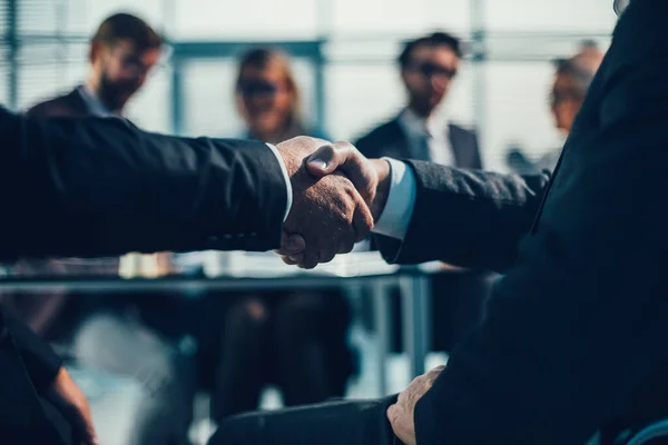 Vicino. partner commerciali che si stringono la mano durante una riunione di lavoro — Foto Stock