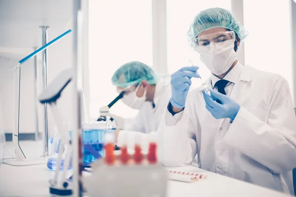 Imagem de fundo de um assistente de laboratório em um laboratório médico — Fotografia de Stock