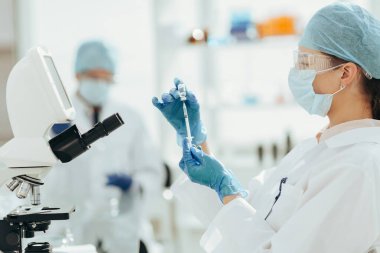 Kapat. Bilim adamı yeni bir aşı üzerinde araştırma yapıyor..