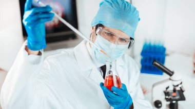 Kapat. Bilim adamı laboratuvarda araştırma yapıyor..