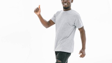 Yan görünüş. Gülümseyen yakışıklı adam başparmağını kaldırıyor.