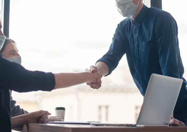 Doe dicht. financiële partners schudden elkaar de hand . — Stockfoto