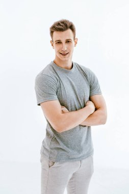 Gösterişli genç bir adam baş parmağını kaldırıyor. beyaz üzerine izole