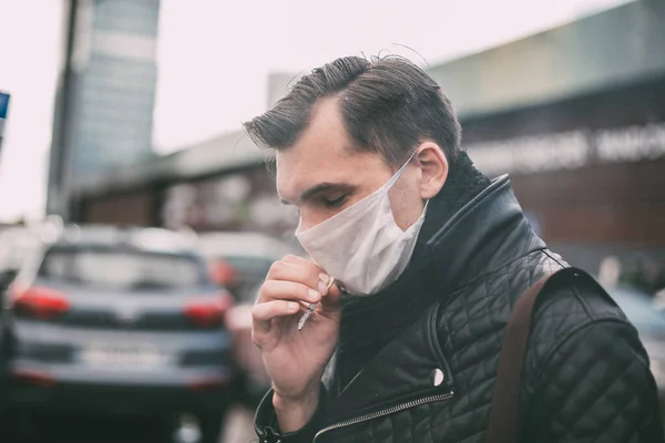 De près. casual homme Fumer debout dans la rue — Photo