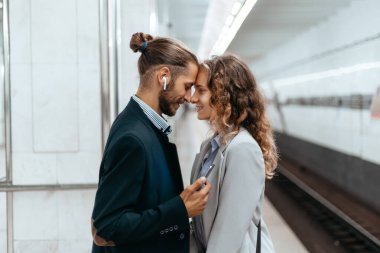Metro istasyonunda bekleyen güzel bir çift..