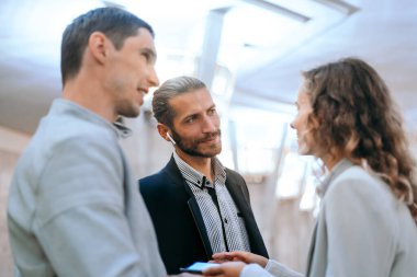 Bir grup genç metroda haberleri tartışıyor..