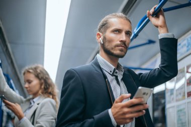 Metro vagonundaki yolcular güvenli bir mesafede duruyorlar. .