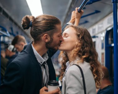 Metroda duran mutlu bir çift..