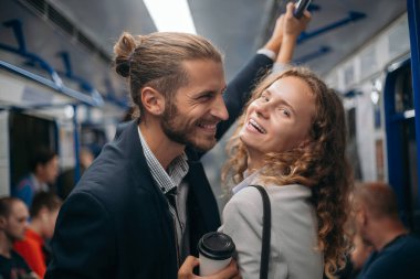 Metroda duran mutlu çift..