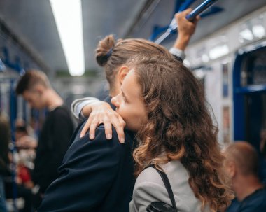 Birbirine aşık çiftler metroda kucaklaşır..