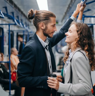 Metro vagonunda kahve getiren genç çift..