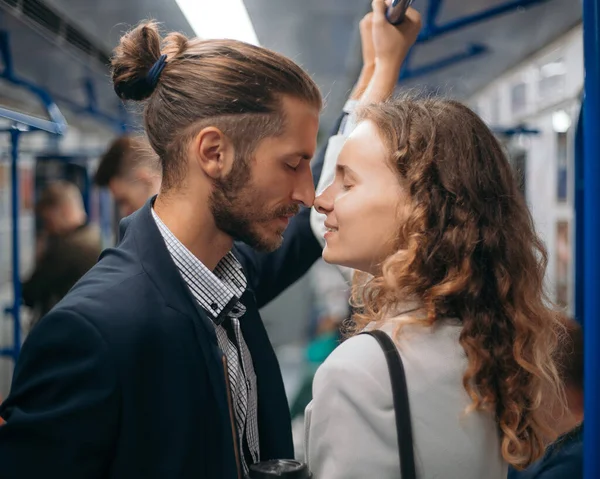 Birbirlerine aşık bir adam ve bir kadın metroda birbirlerine bakıyorlar..
