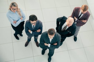 Üst Manzara. Ofiste kendine güvenen profesyonellerden oluşan bir ekip var..