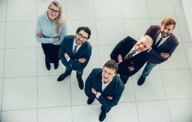 Üst Manzara. Bir grup gülümseyen iş adamı kameraya bakıyor..