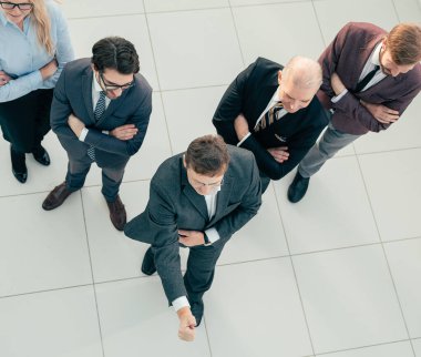 Üst Manzara. Kendine güvenen lider takımının önünde duruyor..