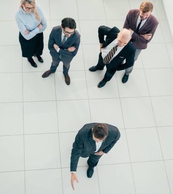 Üst Manzara. Ofiste bekleyen çeşitli çalışanlar. .