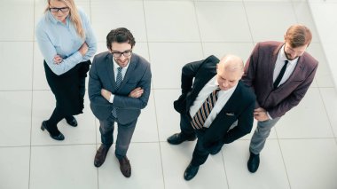 Üst Manzara. Ofiste önde gelen uzmanlardan oluşan bir grup var..