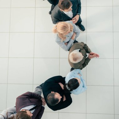 Üst Manzara. İş liderleri meslektaşlarının önünde duruyor..