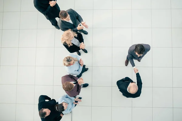 Vue de dessus. les hommes d'affaires serrent fermement la main. — Photo