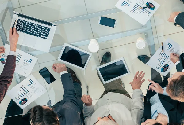 De cerca. hombre de negocios con empleados discutiendo el informe financiero. —  Fotos de Stock