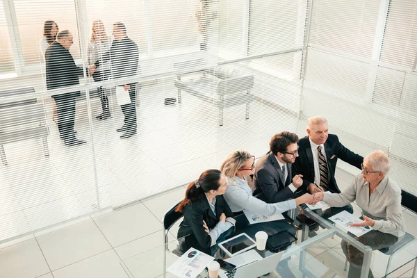 Vista dall'alto. uomini d'affari che lavorano in un ufficio moderno. — Foto Stock