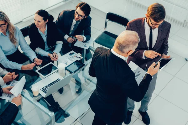 Vista dall'alto. colleghi di lavoro che discutono documenti aziendali. — Foto Stock