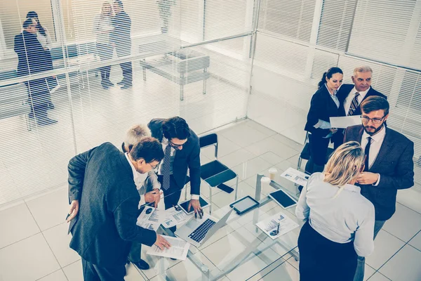 office employees discussing business issues in the office.