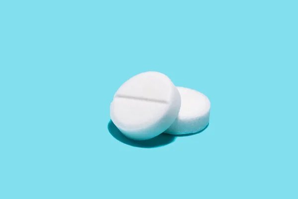 Two white tablets on a blue background. — Stock Photo, Image