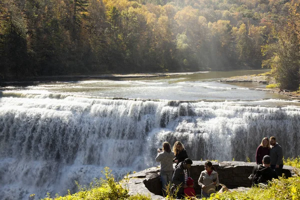 People Standing Overlooking Middle Falls Letchworth State Park Upstate New — Stock Photo, Image